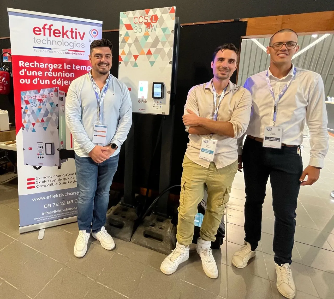 Caleb Ruffier, Damien Ratazy et David Quessy, cofondateurs d'Effektiv Technologies, aux côtés de la borne Flexcharge35